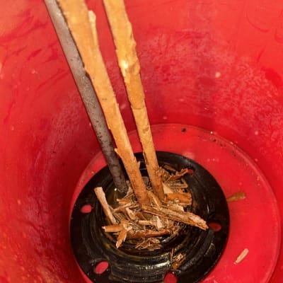 חלקים פנימיים של דוד שמש עם חלודה ולכלוך