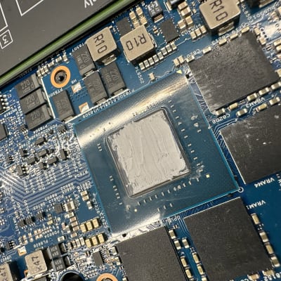 מעגל מודפס עם שבבים ומעבד במחשב נייד