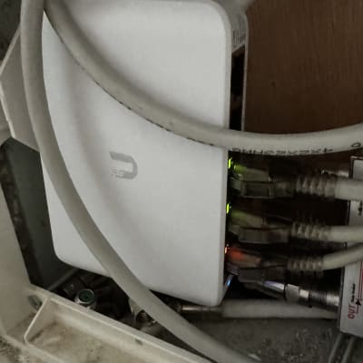 נתב רשת עם כבלים מחוברים ונורות פעילות