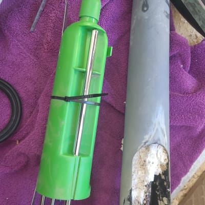 רכיבים של דוד שמש על מגבת סגולה