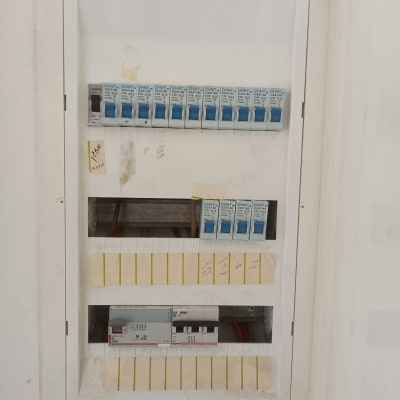 לוח חשמל עם מפסקים וכבלים חשמליים