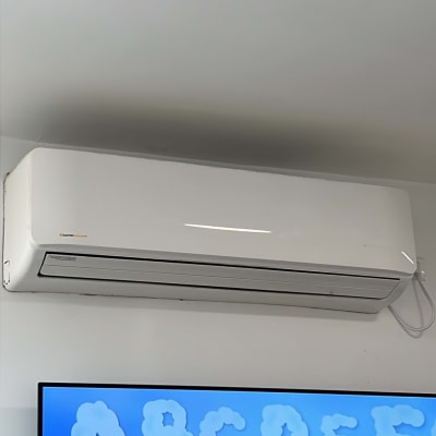 מזגן קיר לבן מותקן על קיר לבן