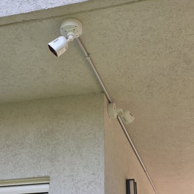 מצלמות אבטחה מותקנות על תקרה חיצונית