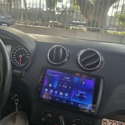 תמונה של פנים רכב עם מערכת מולטימדיה