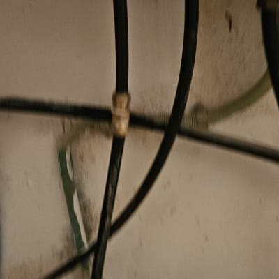 צינורות שחורים מחוברים לקיר עם חיבורים