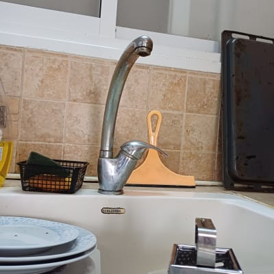 ברז מטבח מעל כיור עם כלים