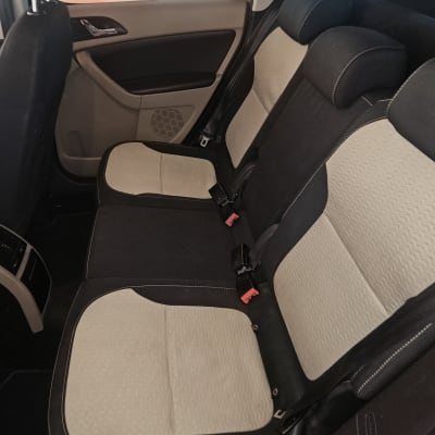 מושבים אחוריים מרופדים בבד ברכב לאחר ניקוי ריפודים