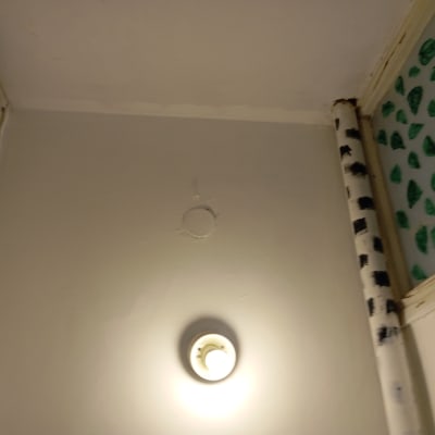 קיר צבוע עם דוגמאות ירוקות ושחור לבן