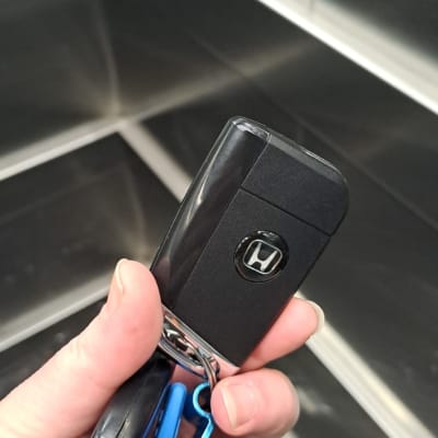 מפתח רכב עם לוגו של הונדה ביד אדם