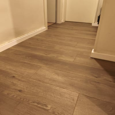 רצפת פרקט עץ חום במסדרון ביתי