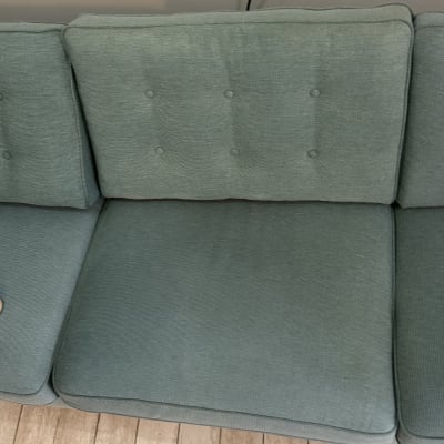 ספת בד ירוקה נקייה ומתוחה לאחר טיפול וניקוי