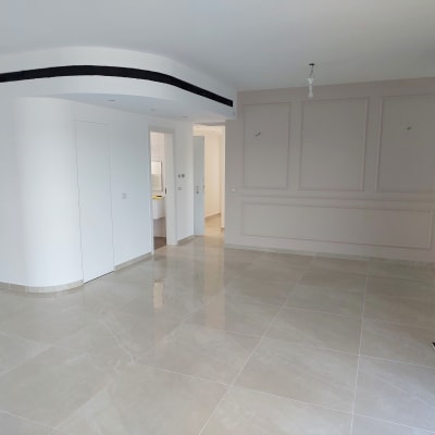 קיר גבס עם עיטורים בחדר ריק