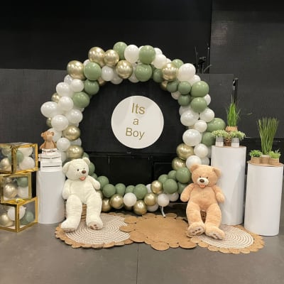 קישוטי בלונים ודובי לאירוע לידה