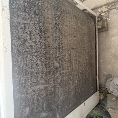 יחידת מיזוג אוויר מלוכלכת עם אבק ולכלוך