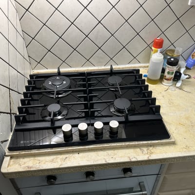 כיריים גז במטבח עם בקבוקי תבלינים ושמן