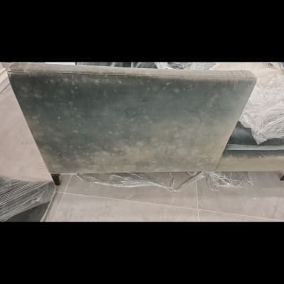 ספה מלוכלכת עם כתמים לפני ניקוי