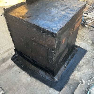 איטום ביטומי נקודתי של מבנה בלוקים קטן וחיבורו למשטח הבטון