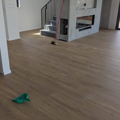 רצפת פרקט עץ עם מטאטא ויעה ירוק