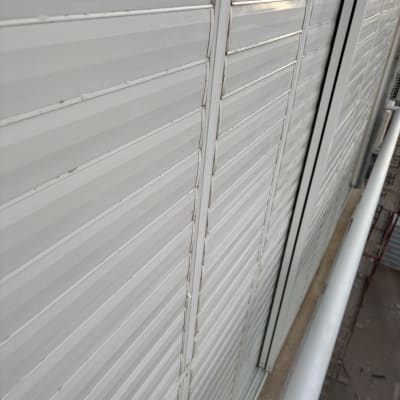 תריסים חיצוניים עם סימני לכלוך וניקוי