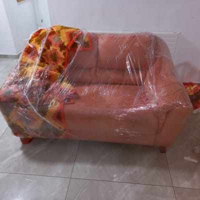 ספה עטופה בניילון עם שמיכה צבעונית