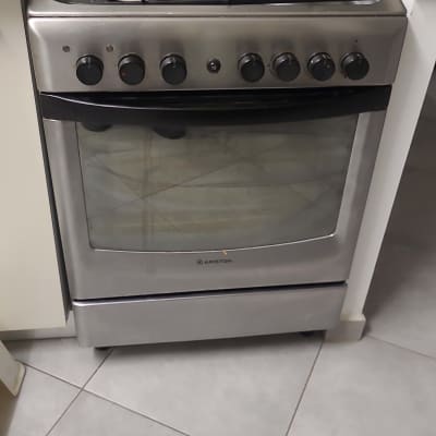 תנור גז עם סירים במטבח ביתי