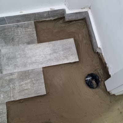 ריצוף קרמיקה עם חור לניקוז מים