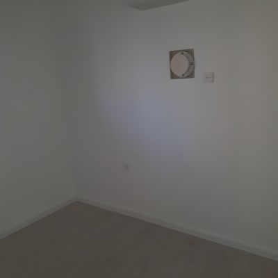 קיר לבן עם חור עגול, ללא ציוד צביעה