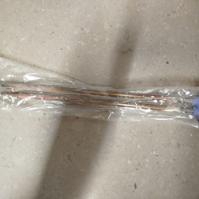 גוף חימום עטוף בניילון שקוף על רצפה אפורה