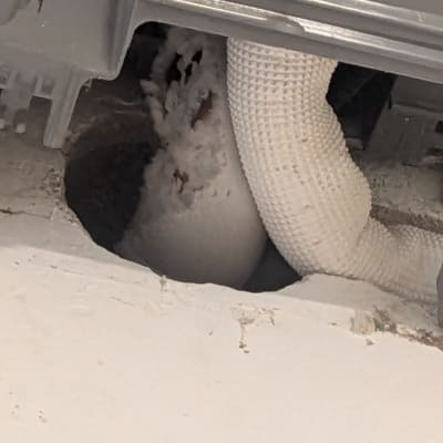 צינור מיזוג אוויר עם בידוד בתקרה