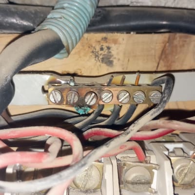 חוטי חשמל מחוברים ללוח חשמל עם ברגים