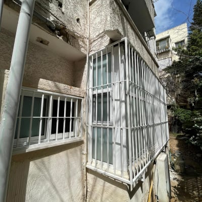 סורגים לבנים על חלונות בניין מגורים