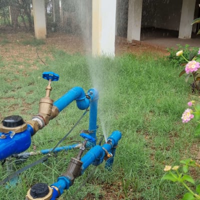 דליפת מים מצינור כחול עם ברזים