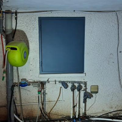 מסגרת מתכת כחולה על קיר לבן