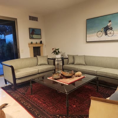 ספות מרופדות עם כריות על שטיח אדום