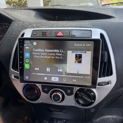 מערכת מולטימדיה ברכב עם מסך ותצוגת מוזיקה