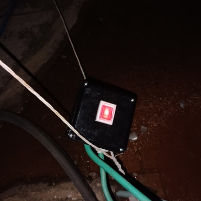 מתג חשמלי עם נורית אדומה דולקת