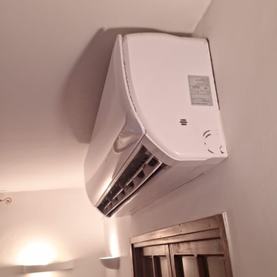 מזגן לבן מותקן על קיר פנימי בחדר