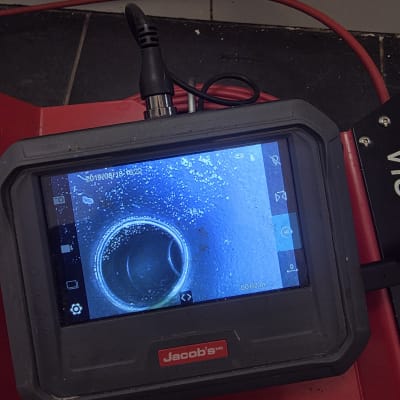 מסך מצלמה מראה צינור עם בועות מים