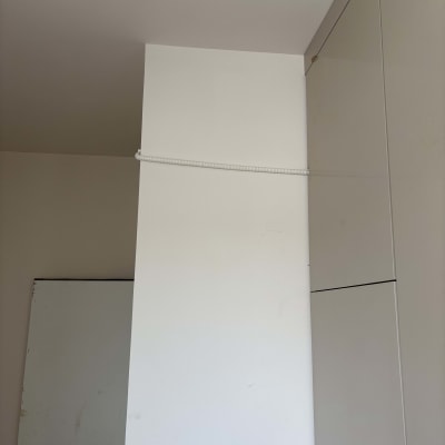 צינור מיזוג אוויר על קיר לבן