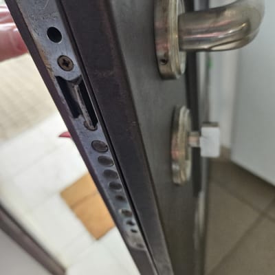 מנעול דלת מתכת עם ידית כסופה