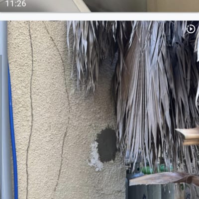 תיקון קיר עם צינורות חיצוניים ועבודת טיח