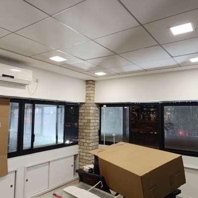 חדר עם תקרה צבועה ותאורה מותקנת