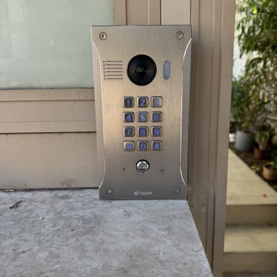 אינטרקום מתכת עם מצלמה ומקשים מוארים