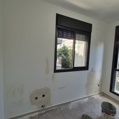חדר עם קירות צבועים ותיקונים
