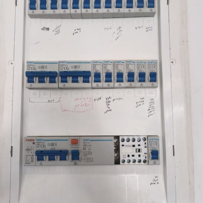 לוח חשמל עם מפסקים וכיתובים בעברית