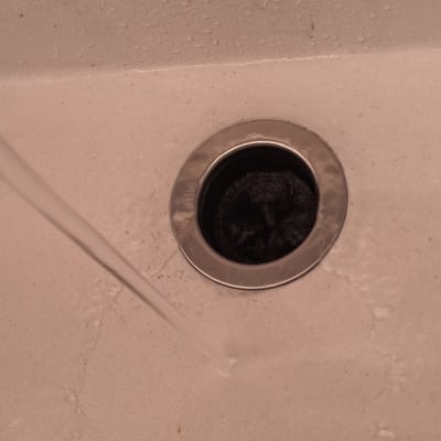 כיור עם מים זורמים וניקוז