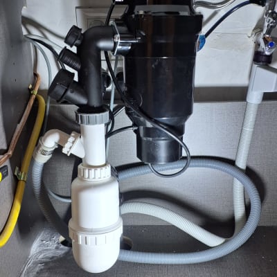 צנרת מתחת לכיור עם מסנן ומחבר פלסטיק