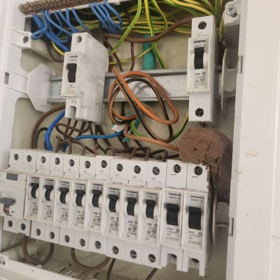 לוח חשמל עם חוטים ומפסקי זרם