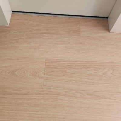 דלת לבנה עם רווח קטן בתחתית