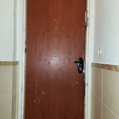 דלת עץ עם ידית שחורה ומספר 8